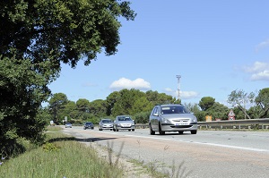 Route avec des voitures qui circulent